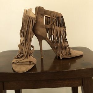 NWOT suede-look fringe heels. Sz 6.5